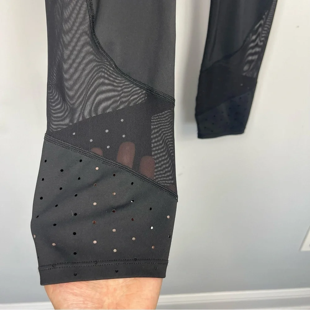 ATHLETA Laser Mesh Sonar Capri Leggings Black Compression Fit 347961 Size XS